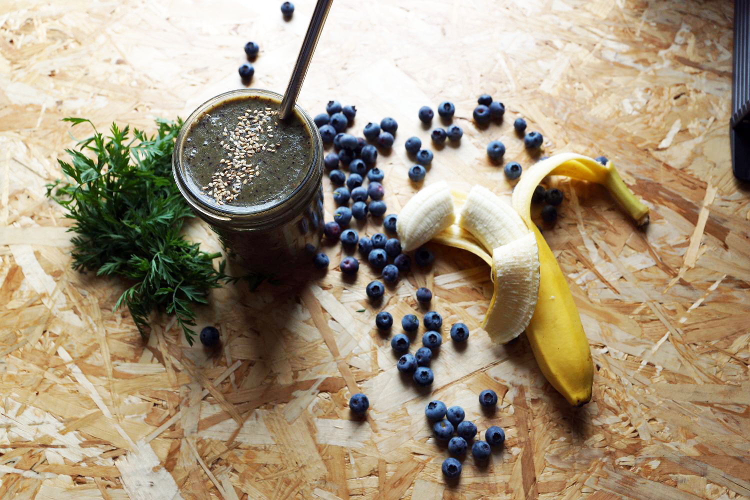 Perfect Summer Smoothie - Bananas, Bluberries and Carrot Greens